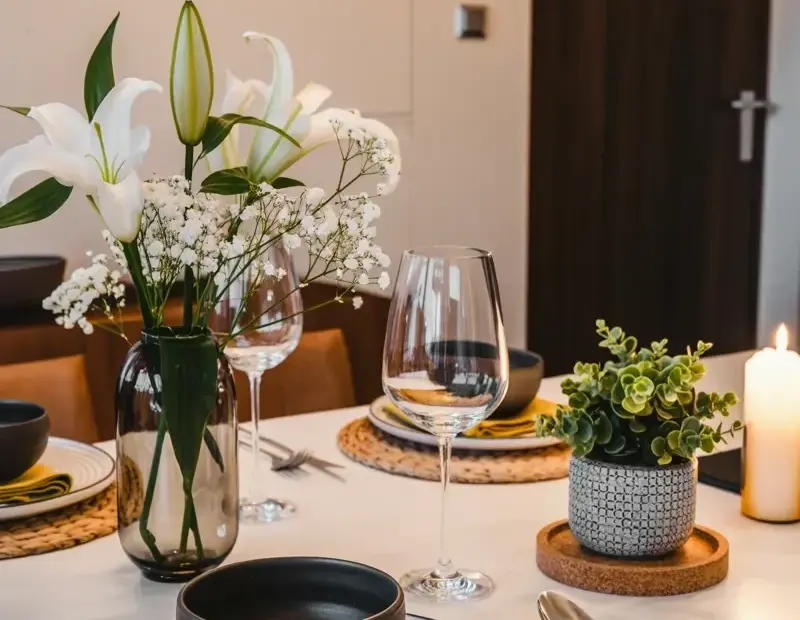 Elegant Dining Table Setting with White Lilies and Neutral Tones