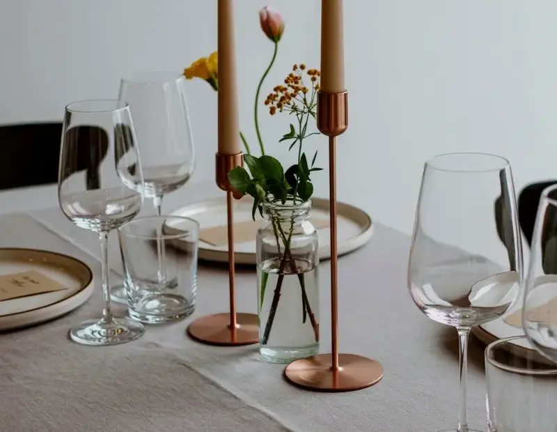 Minimalist Table Setting Ideas for a Dinner Party with Candles and Flowers